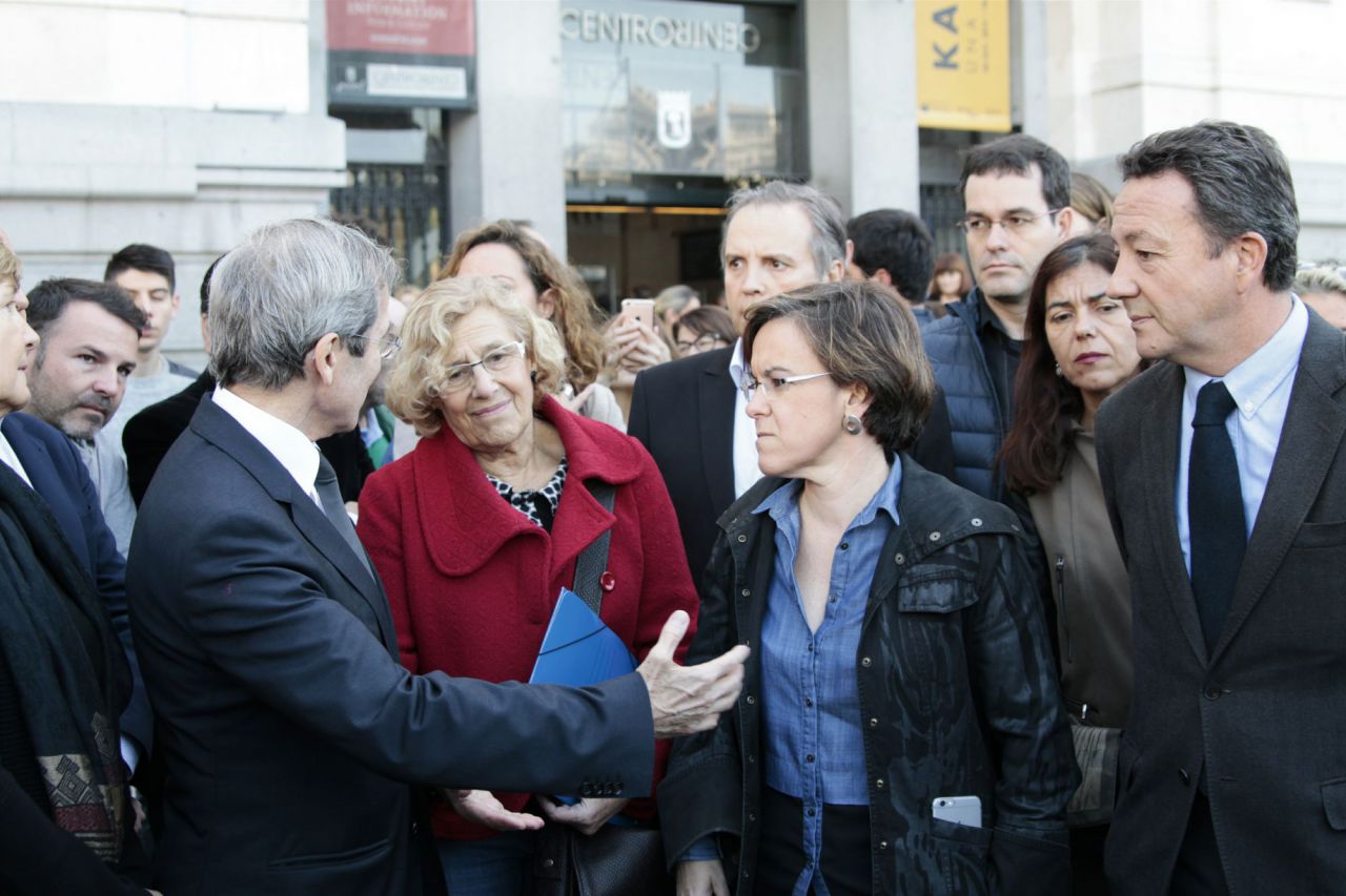 La alcaldesa de Madrid, Manuela Carmena, Purificación Causapié y Antonio Miguel Carmona charlando con el Embajador de Francia en Madrid.
