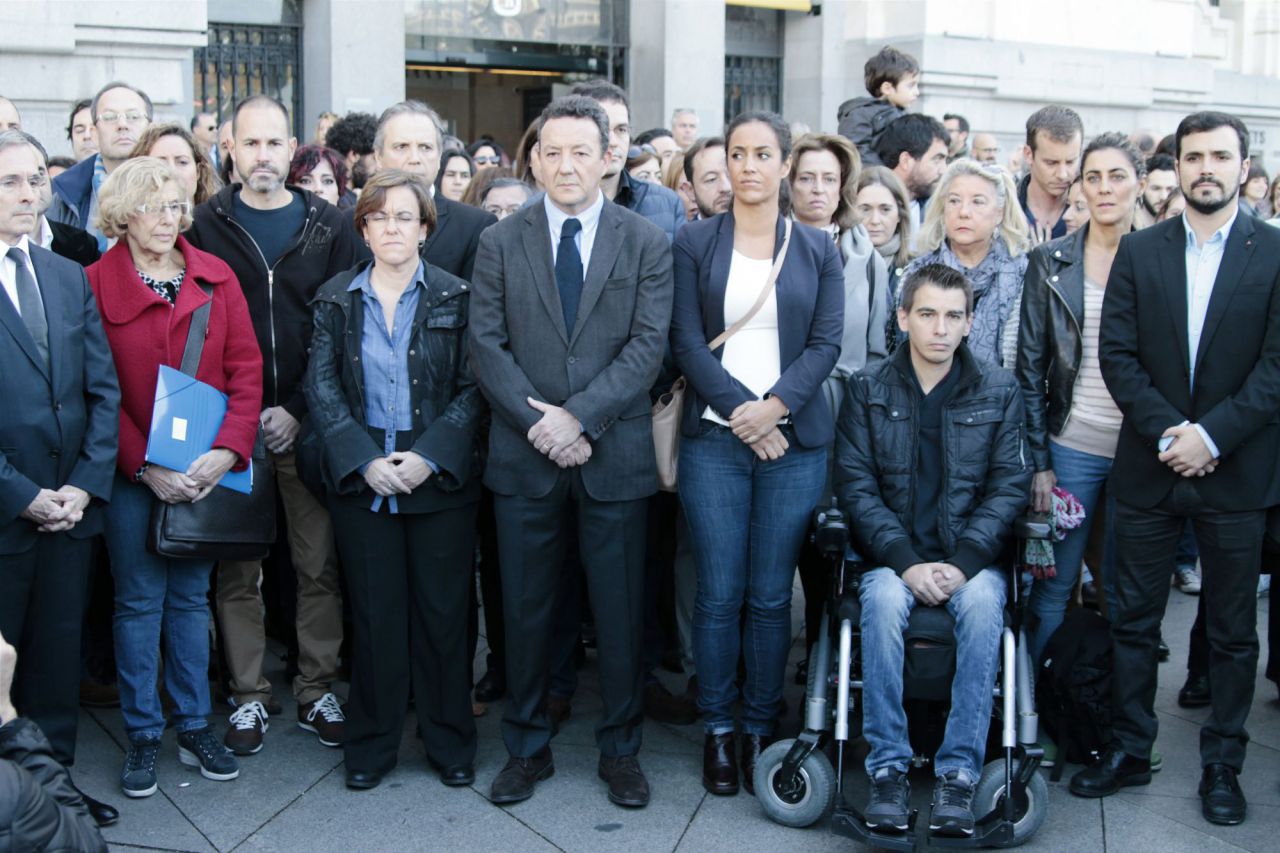 La alcaldesa de Madrid, Manuela Carmena, junto al embajador de Francia y otros miembros del Ayuntamiento de Madrid han asistido al minuto de silencio convocado para condenar los atentados de París de la pasada noche y solidarizarse con las víctimas.