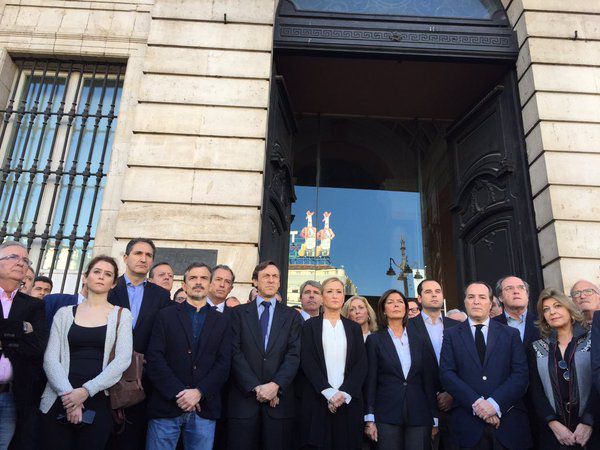 La presidenta de la Comunidad de Madrid, Cristina Cifuentes, la delegada del Gobierno en Madrid, Concepción Dancausa, todos los portavoces políticos en la Asamblea de Madrid y miembros del Gobierno regional han asistido este sábado a los cinco minutos de silencio convocados para condenar los atentados de París de la pasada noche y solidarizarse con las víctimas.