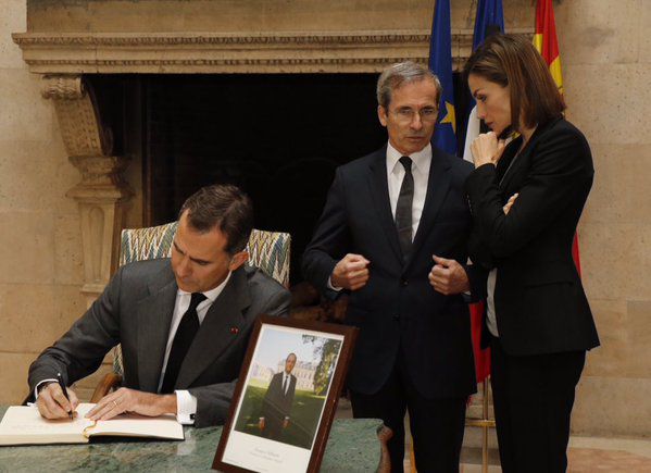 Los Reyes Don Felipe y Doña Letizia acudieron a la residencia del embajador francés en España, Yves Saint-Geours, para firmar en el libro de condolencias abierto por la Embajada francesa 