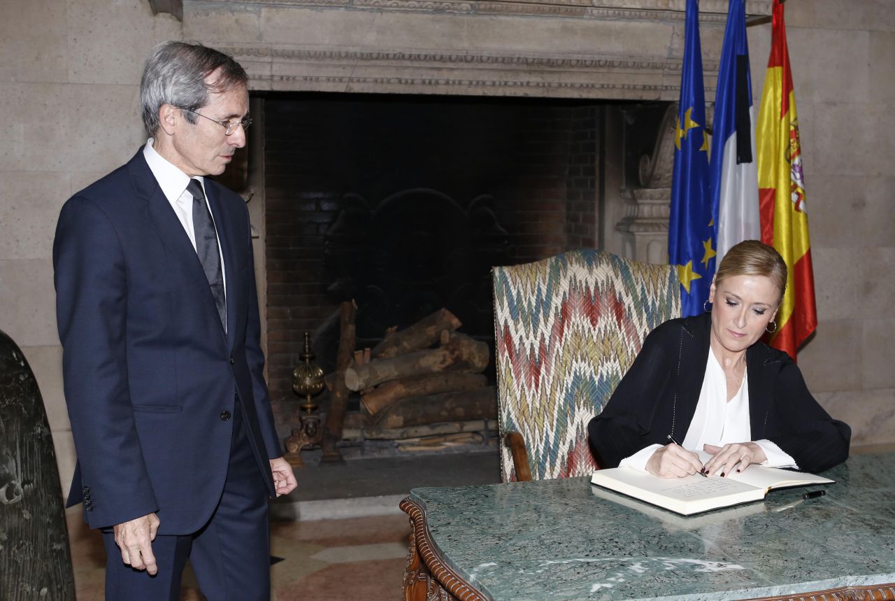 Visita de Cristina Cifuentes, presidenta de la Comunidad de Madrid, a la residencia del embajador de Francia, Yves Saint-Geours, donde ha mostrado la solidaridad de los madrileños con el pueblo francés tras los atentados de París.
