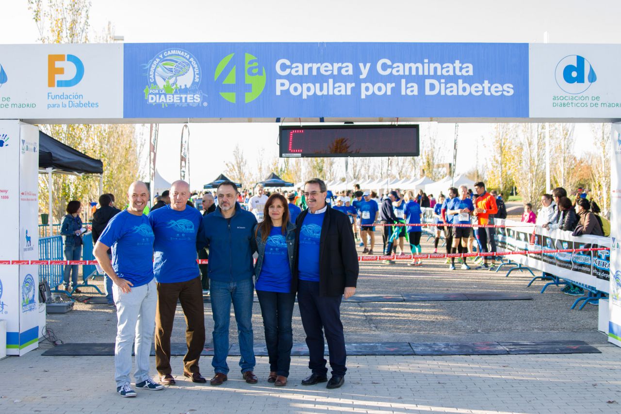 El Viceconsejero de Sanidad, Manuel Molina, el cocinero Íñigo Urretxu y el ex jugador de baloncesto Juan Antonio Corbalán junto a la presidenta de la Fundación para la Diabetes y el presidente de la Asociación de Diabéticos de Madrid.