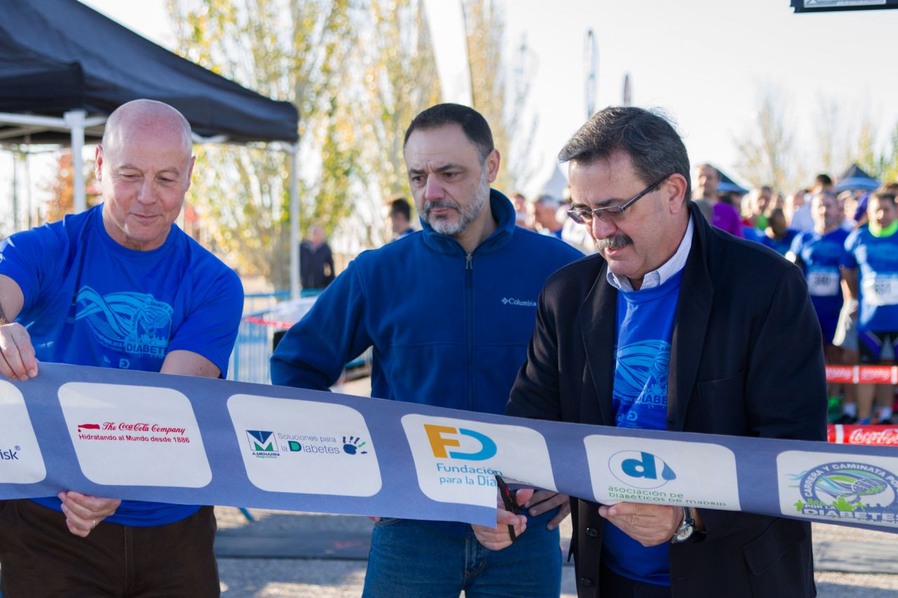 Juan Antonio Corbalán, ex jugador de baloncesto, cortando la cinta con Manuel Molina, Viceconsejero de Sanidad, y junto al presidente de la Asociación de Diabéticos de Madrid.