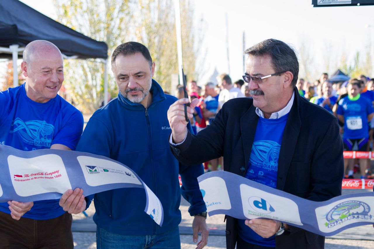 Juan Antonio Corbalán, ex jugador de baloncesto, cortando la cinta con Manuel Molina, Viceconsejero de Sanidad, y junto al presidente de la Asociación de Diabéticos de Madrid.