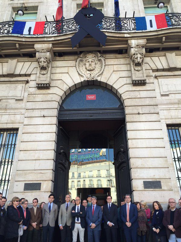 Miembros de la Comunidad de Madrid guardan un minuto de silencio en la Puerta del Sol