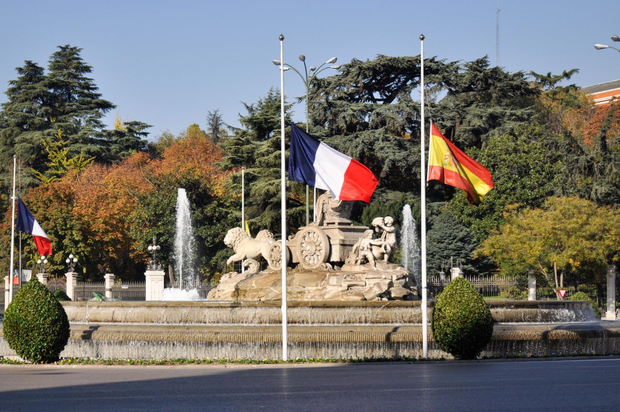 Minuto de silencio en la plaza de Cibeles, frente al Ayuntamiento, por las víctimas del atentado en Francia.