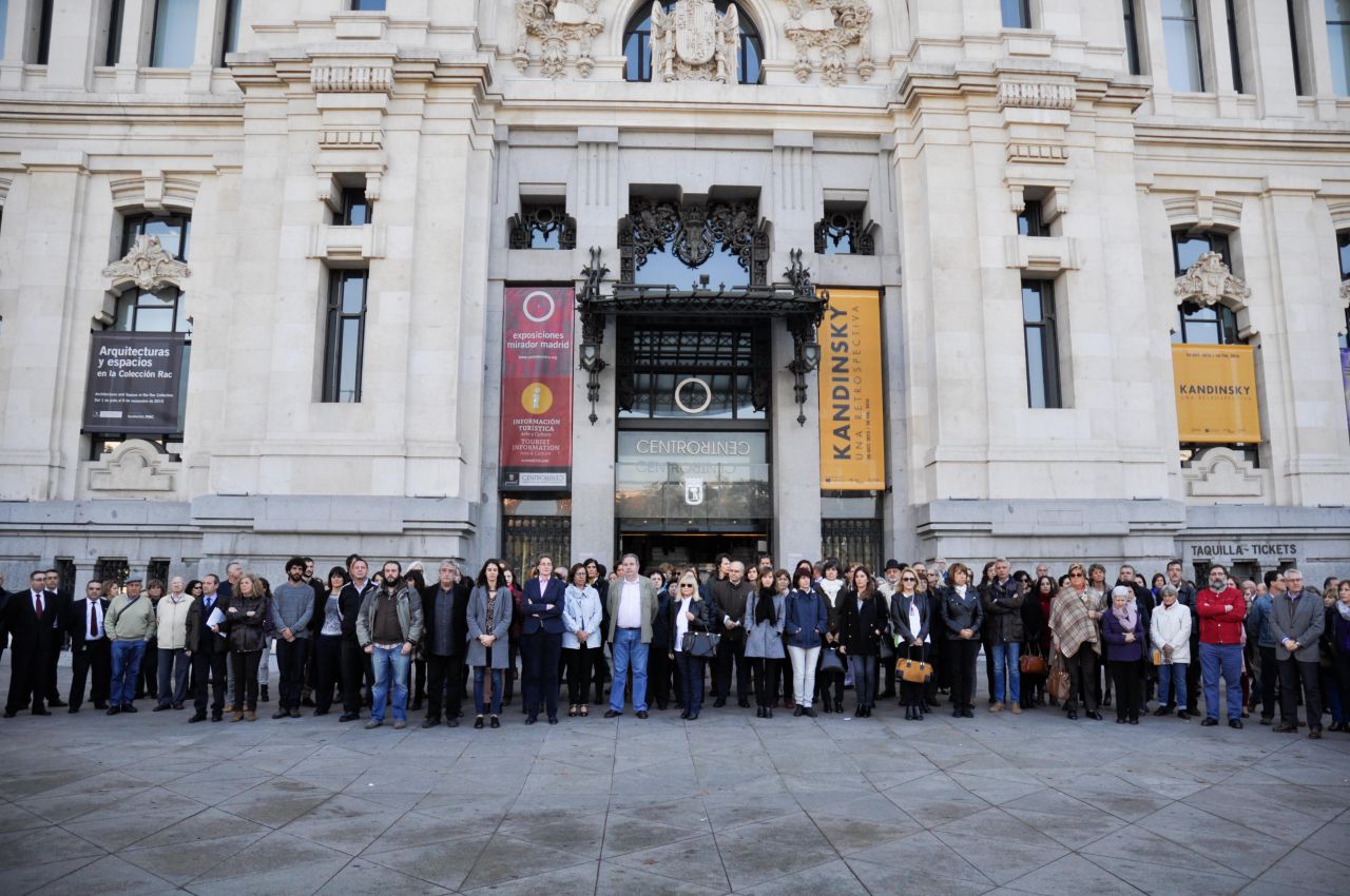 Minuto de silencio en la plaza de Cibeles, frente al Ayuntamiento, por las víctimas del atentado en Francia.