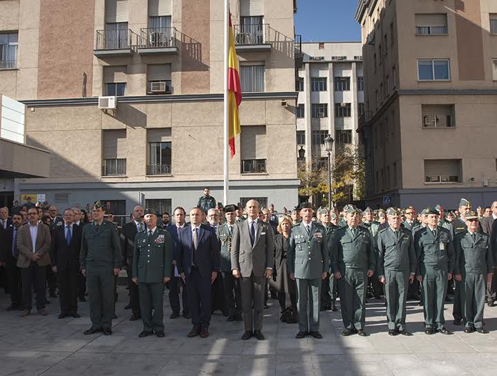 La Guardia Civil guarda un minuto de silencio en memoria de los fallecidos por el atentado de Paris