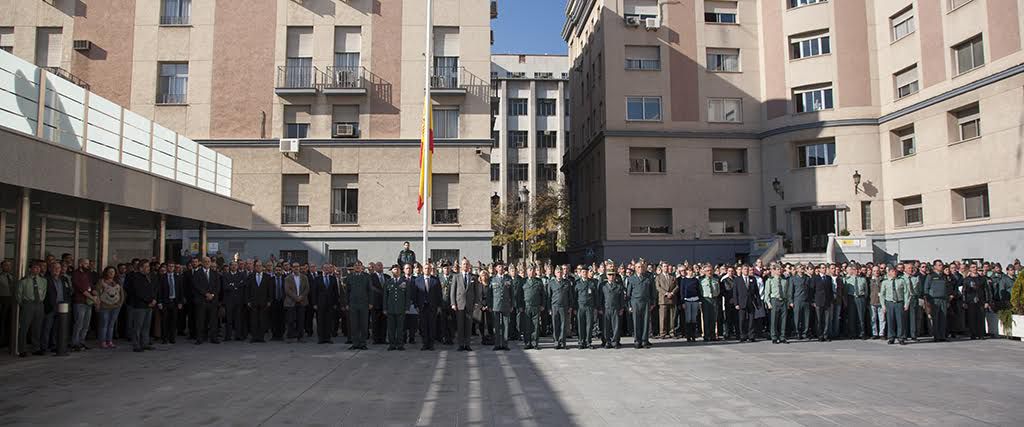 La Guardia Civil guarda un minuto de silencio en memoria de los fallecidos por el atentado de Paris
