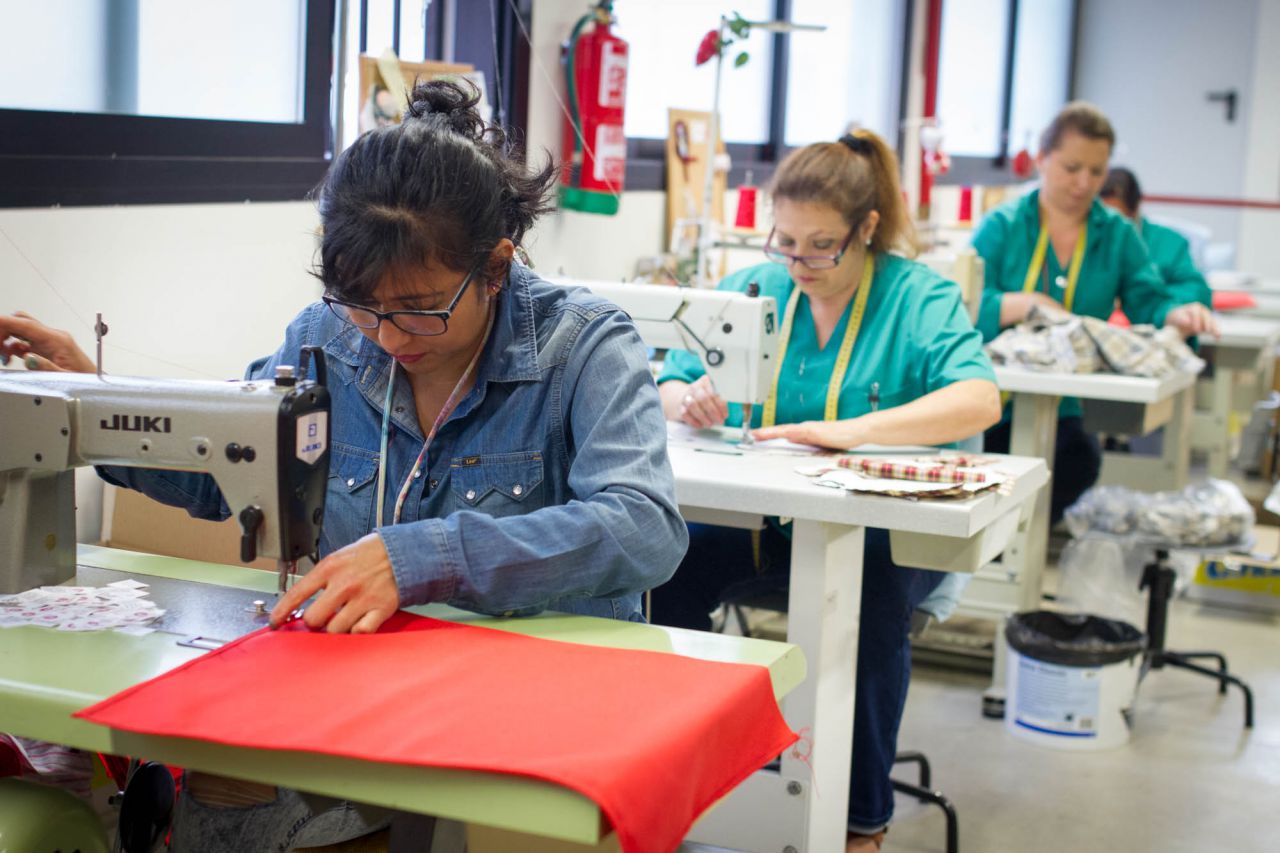 BBVA visita las instalaciones de la empresa social Reto 99 de Cáritas Madrid, donde trabajan mujeres en riesgo de exclusión.