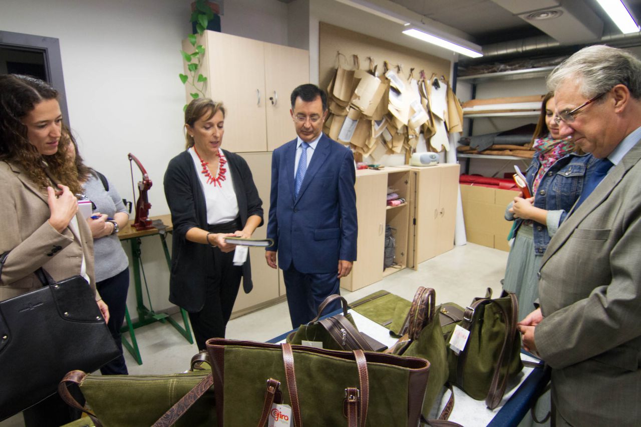 BBVA visita las instalaciones de la empresa social Reto 99 de Cáritas Madrid, donde trabajan mujeres en riesgo de exclusión.