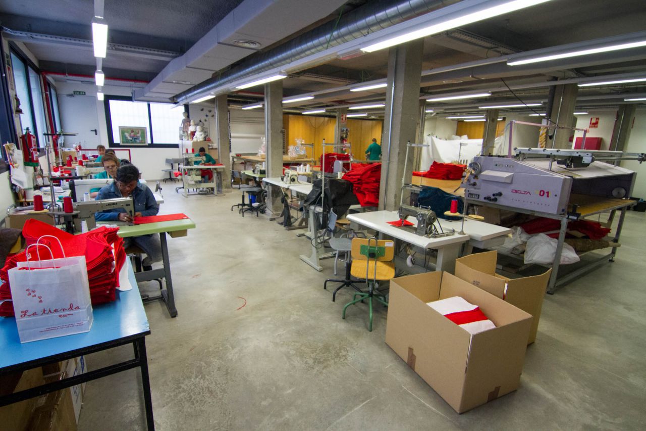 BBVA visita las instalaciones de la empresa social Reto 99 de Cáritas Madrid, donde trabajan mujeres en riesgo de exclusión.