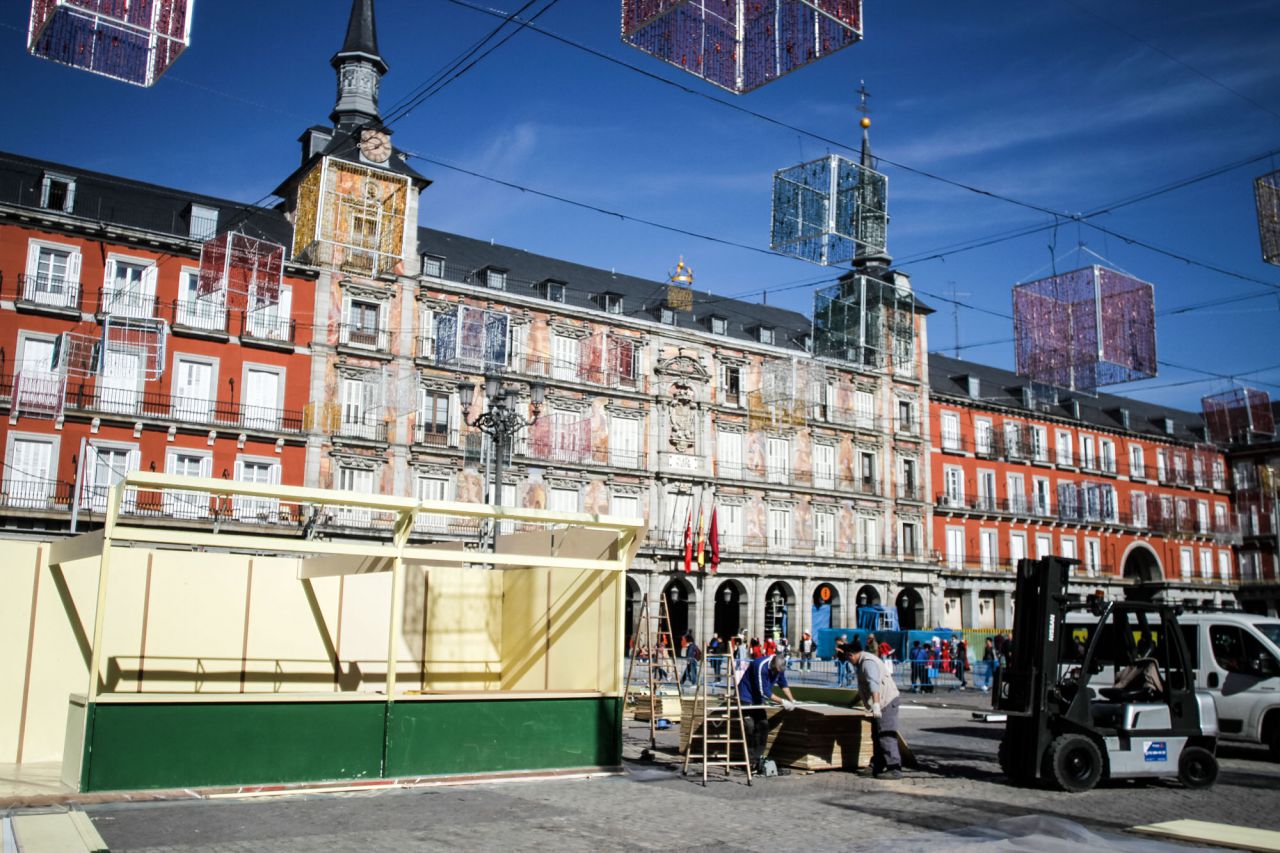 Luces y puestos de navidad en la plaza Mayor.