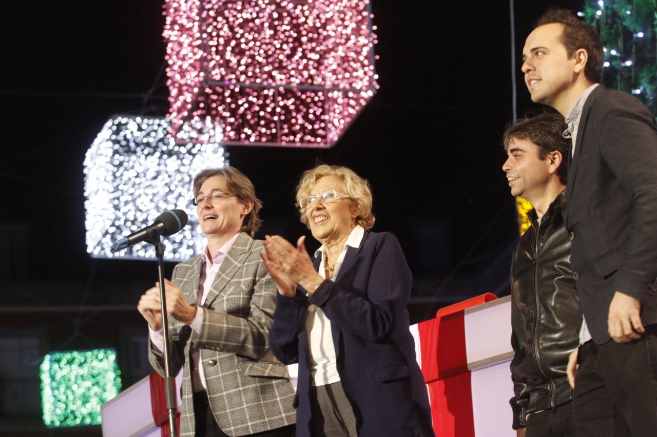 Marta Higueras, Manuela Carmena, Jorge García Castaño y José Manuel Calvo han asistido al acto de encendido en al plaza Mayor.