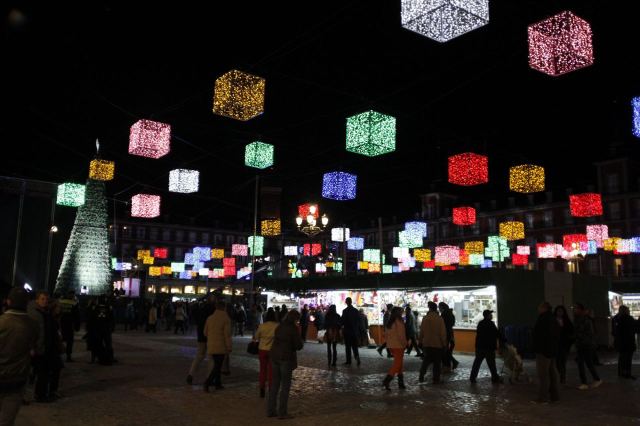 Los cubos iluminados y un abeto artificial son los motivos que se pueden ver en la plaza Mayor.