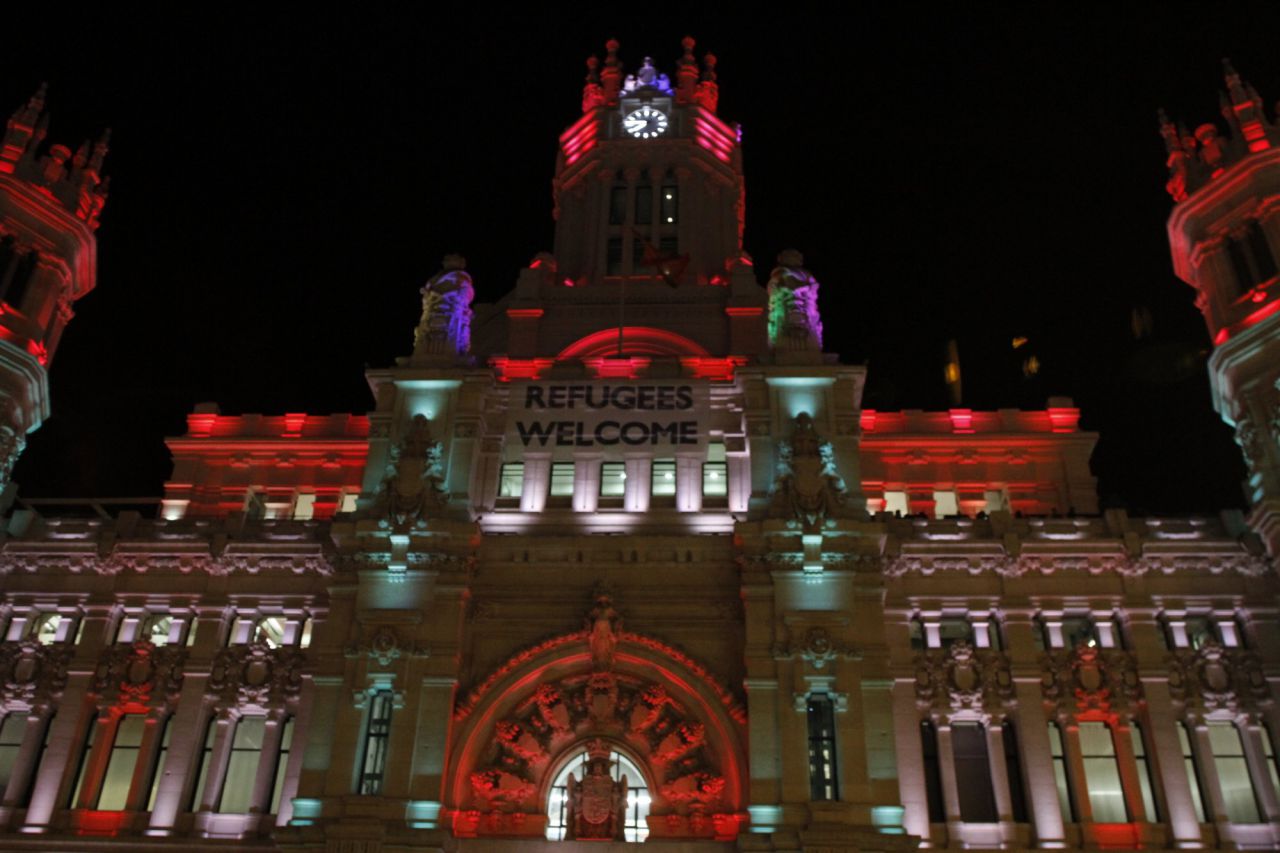 El Palacio de Cibeles también se ha iluminado con colores navideños.
