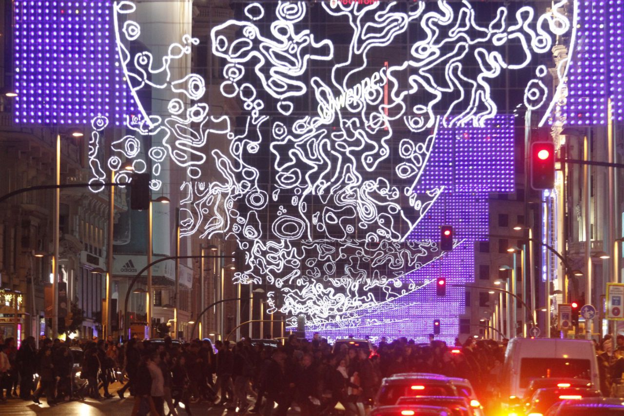 La Gran Vía abarrotada de gente.