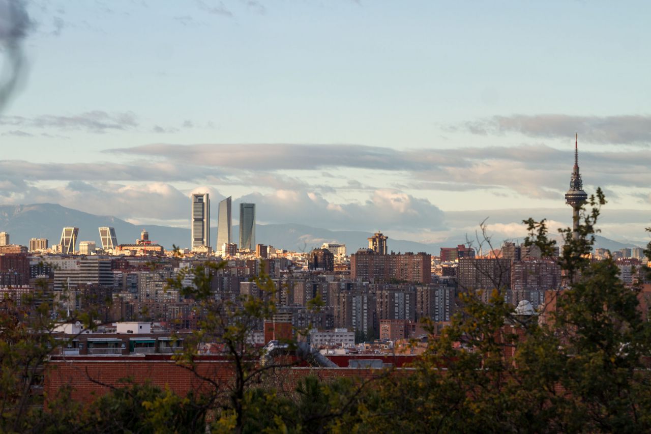 Skyline de Azka visto desde la calle Puerto de Costabona, junto a la Torre San José.