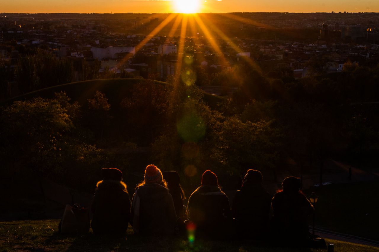 Un grupo de italianos observa el ocaso desde una de las colinas de hierba del Cerro del Tío Pío.