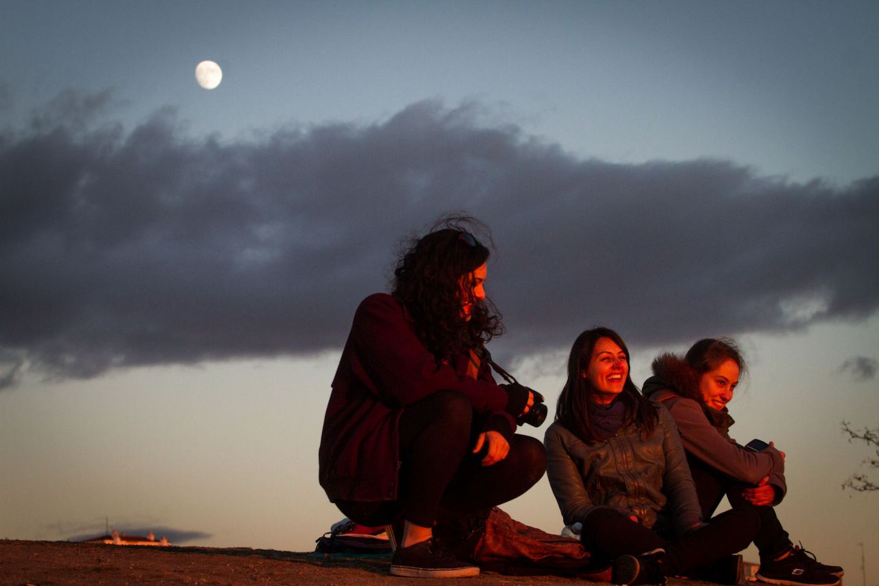 Estudiantes estadounidenses a la espera del ocaso.