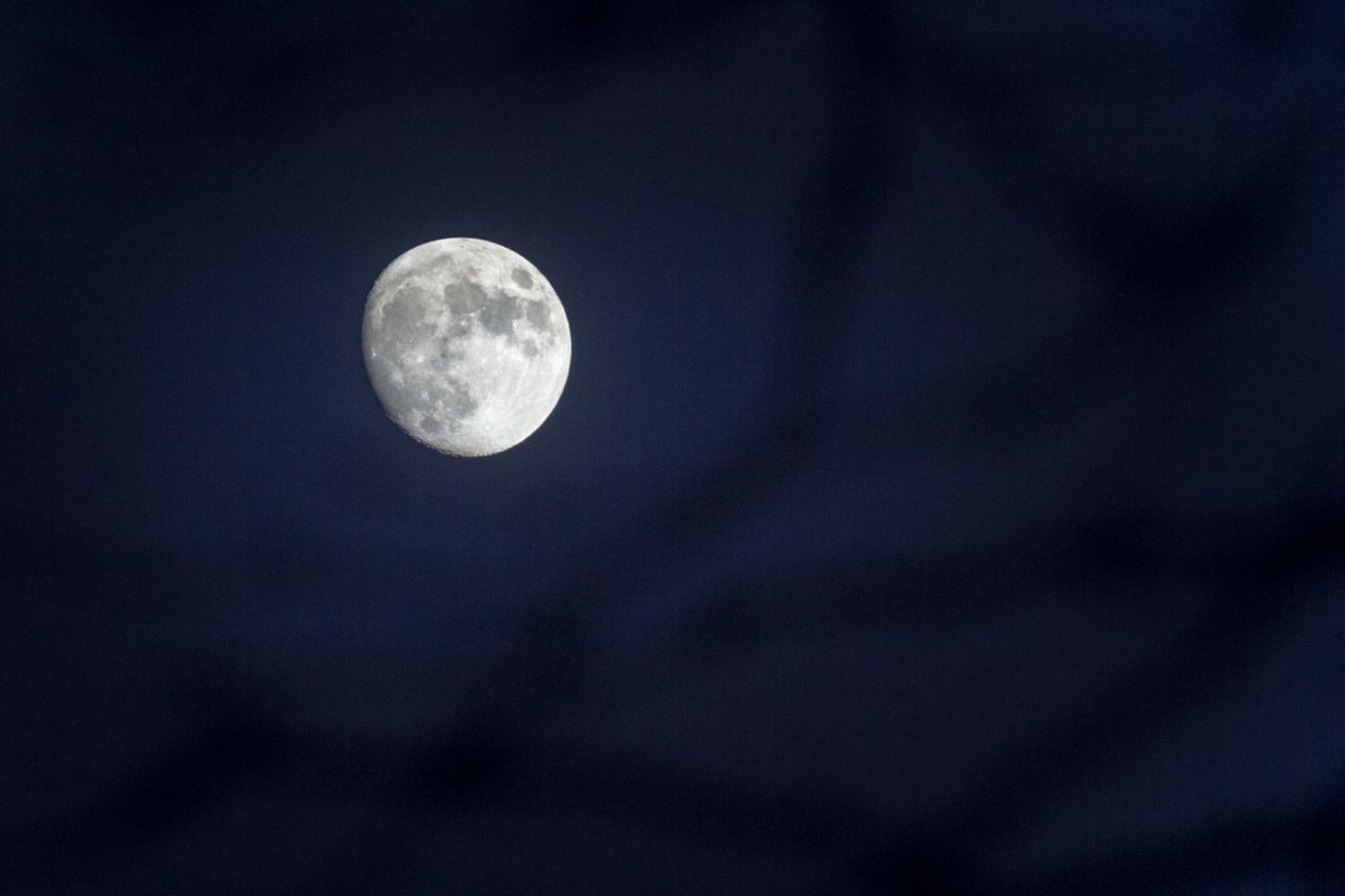 Vista de la luna desde el Cerro del Tío Pío.