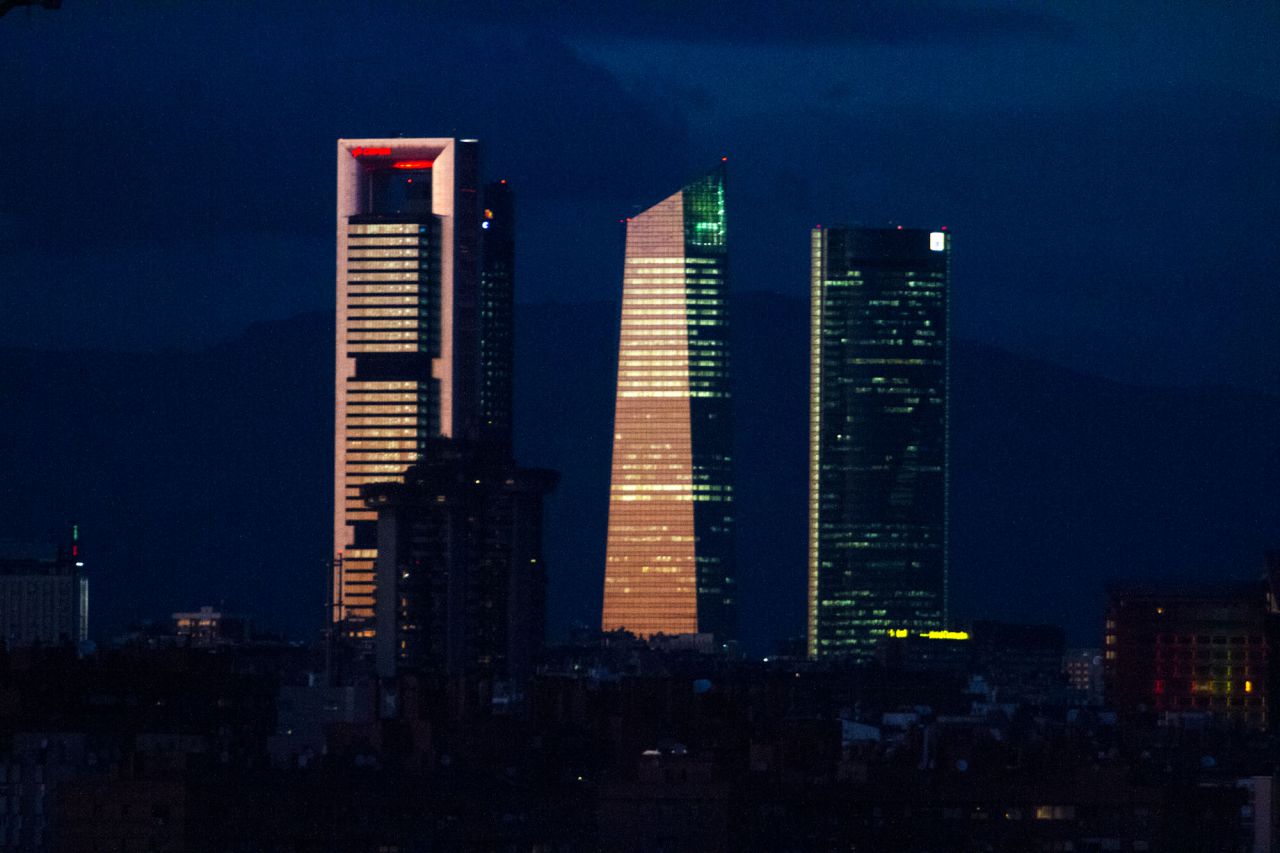 Las cuatro torres encienden sus luces tras el atardecer.