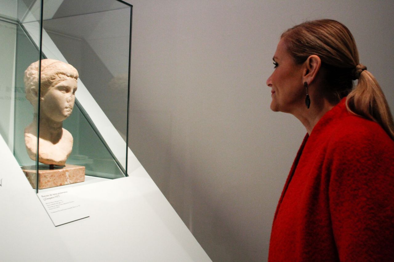 Cristina Cifuentes mira un busto de Cleopatra VII.