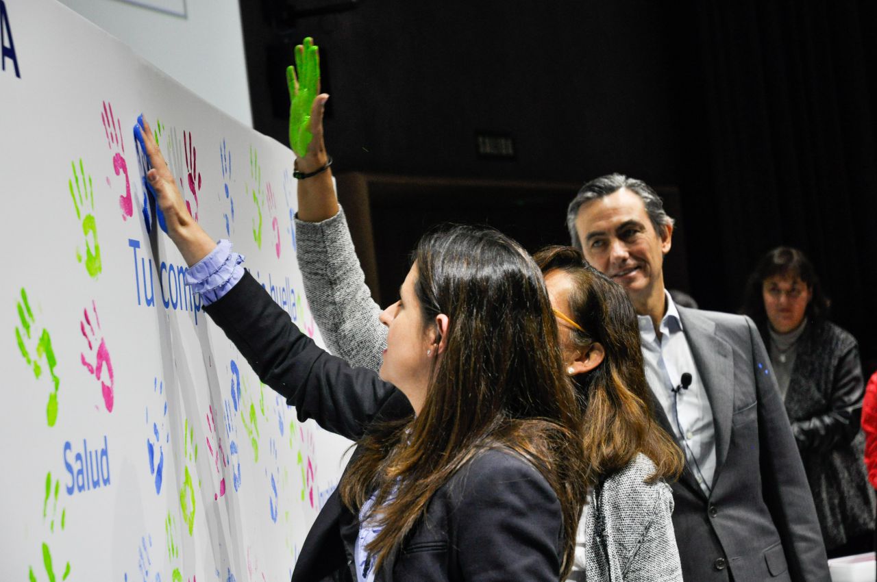Realización del mural con las huellas de las manos.