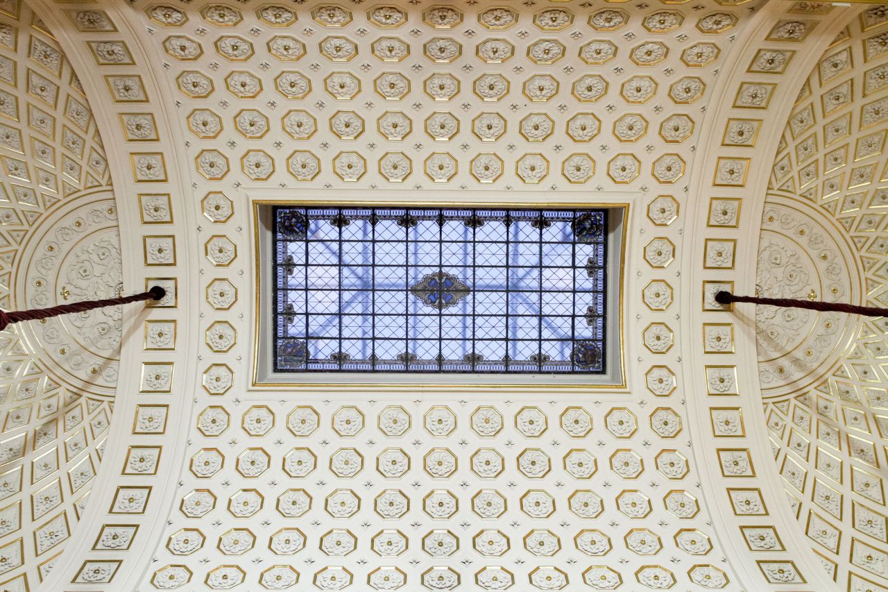 Techo del vestíbulo principal o salón de Isabel II.