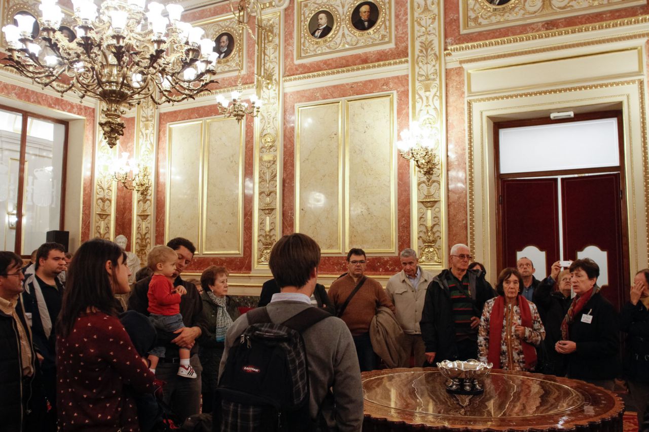 Inicio de la visita guiada en el salón de los 