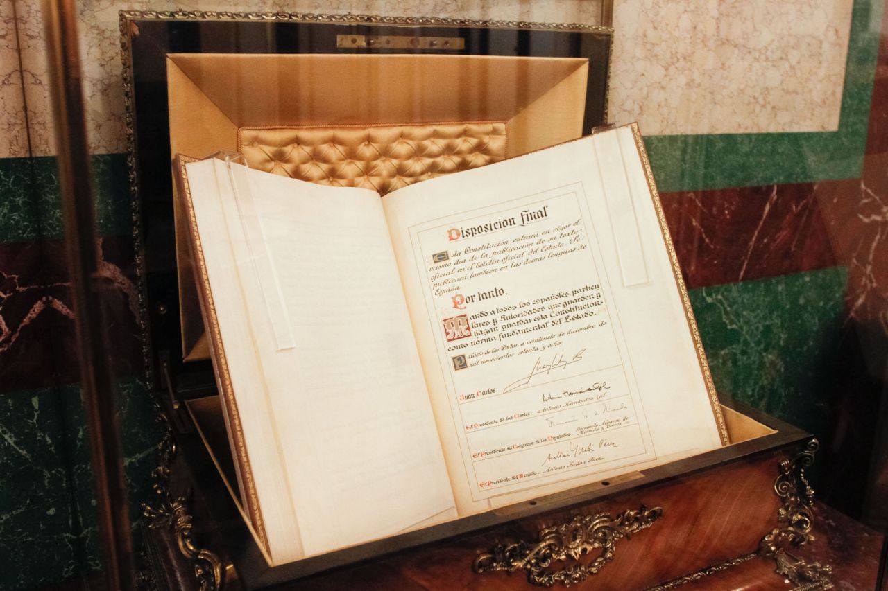Ejemplar de la Constitución Española en uno de los salones de escritorio.