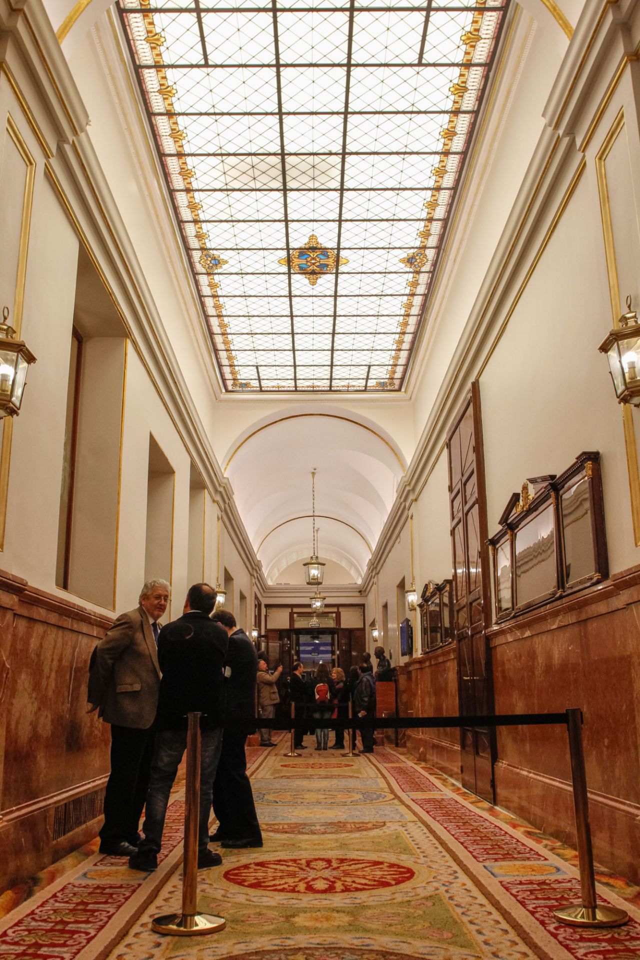 Pasillo donde se entrevistan a los diputados a la salida del Salón de Plenos.