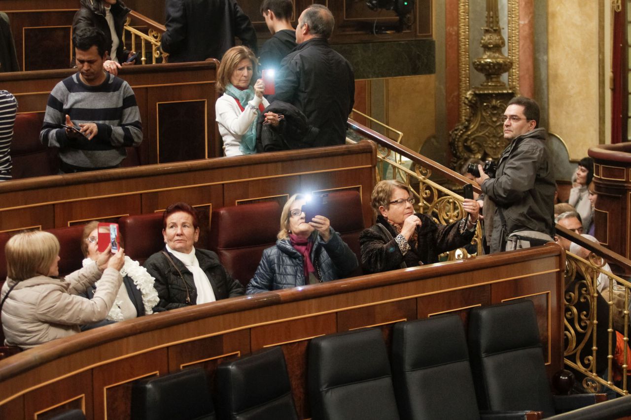 Los visitantes inmortalizan el Salón de Plenos con sus móviles.