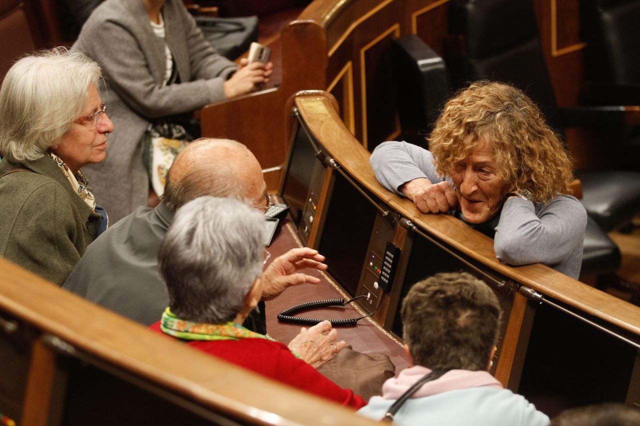 Los visitantes han podido sentarse en los escaños de los diputados.