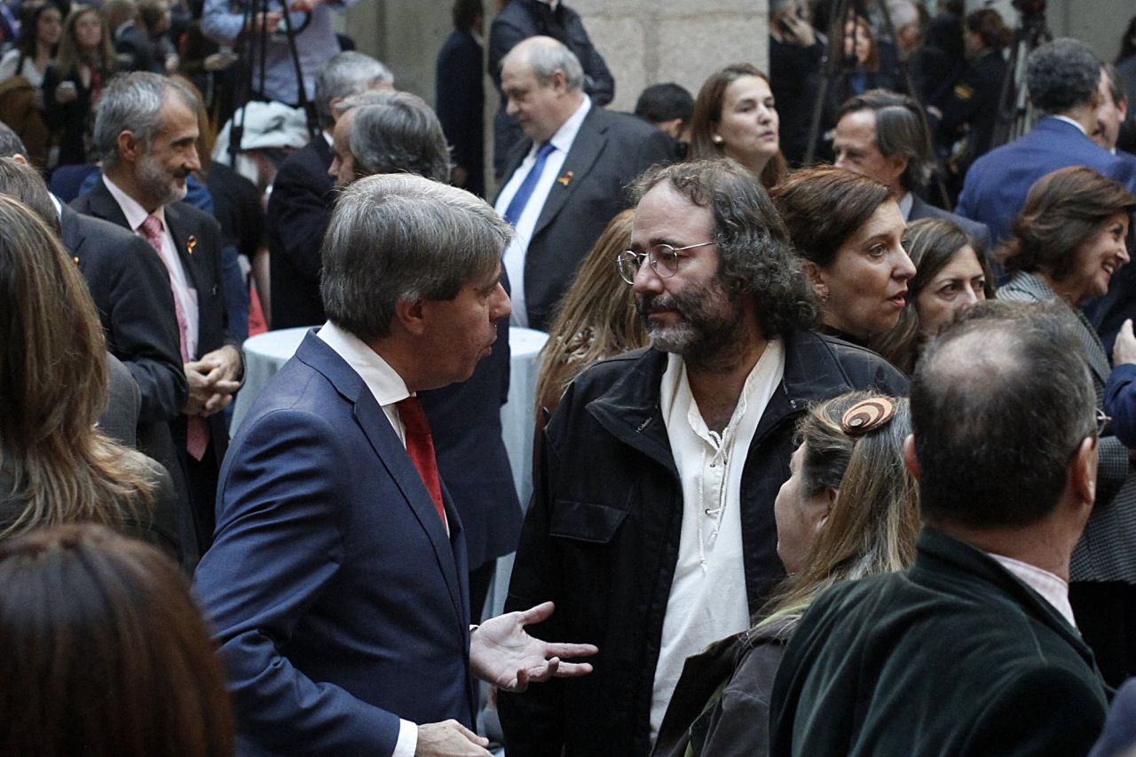 Angel Garrido, consejero de Presidencia y Portavoz del Gobierno regional, y Enrique Villalobos, presidente de la Federación Regional de Asociaciones de Vecinos de Madrid (FRAVM).