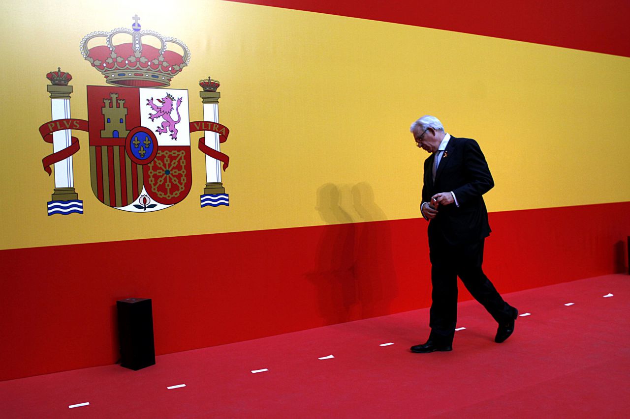 El consejero de sanidad, Jesús Sánchez Martos, observa al resto de las autoridades que asisten.