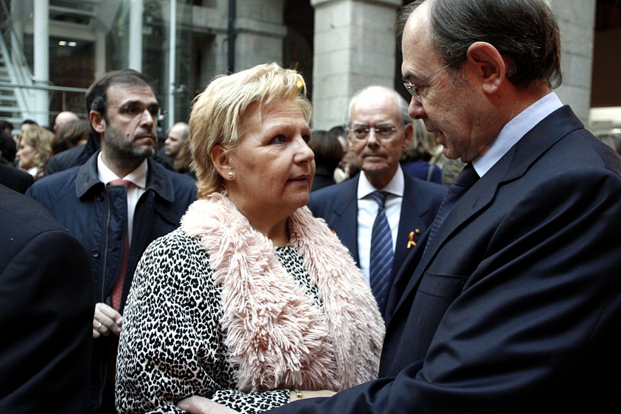 La presidenta de la Asociación de víctimas del terrorismo, Ángeles Pedraza, y Pío García Escudero, presidente del Senado.