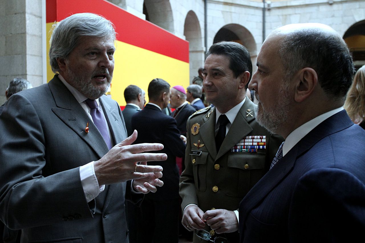 El Ministro de Educación, íñigo Méndez de Vigo, charla con un general del  Ejército de Tierra y el presidente del Tribunal Constitucional.