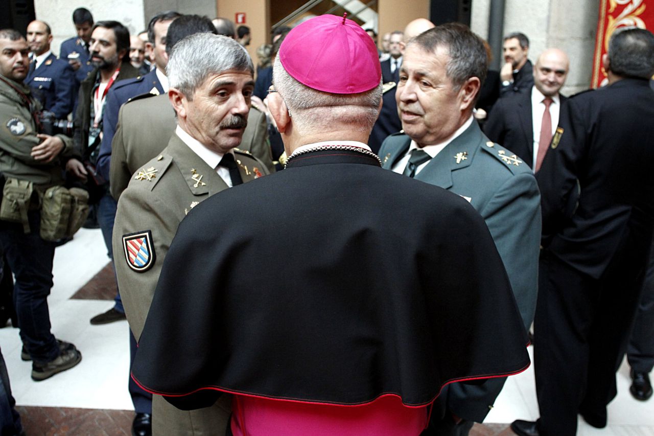 El arzobispo de Madrid, monseñor Carlos Osoro, charla con dos militares.