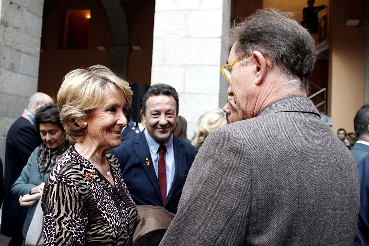 Esperanza Aguirre, portavoz del PP en el Ayuntamiento de Madrid, charla con Jaime Cedrún, secretario general de CCOO Madrid.