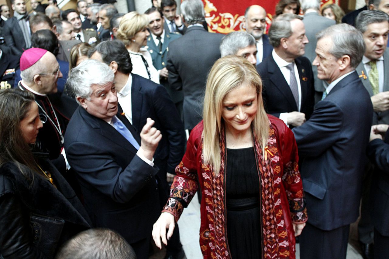 Arturo Fernández, vicepresidente de la CEOE y expresidente de CEIM, saluda a Cristina Cifuentes.