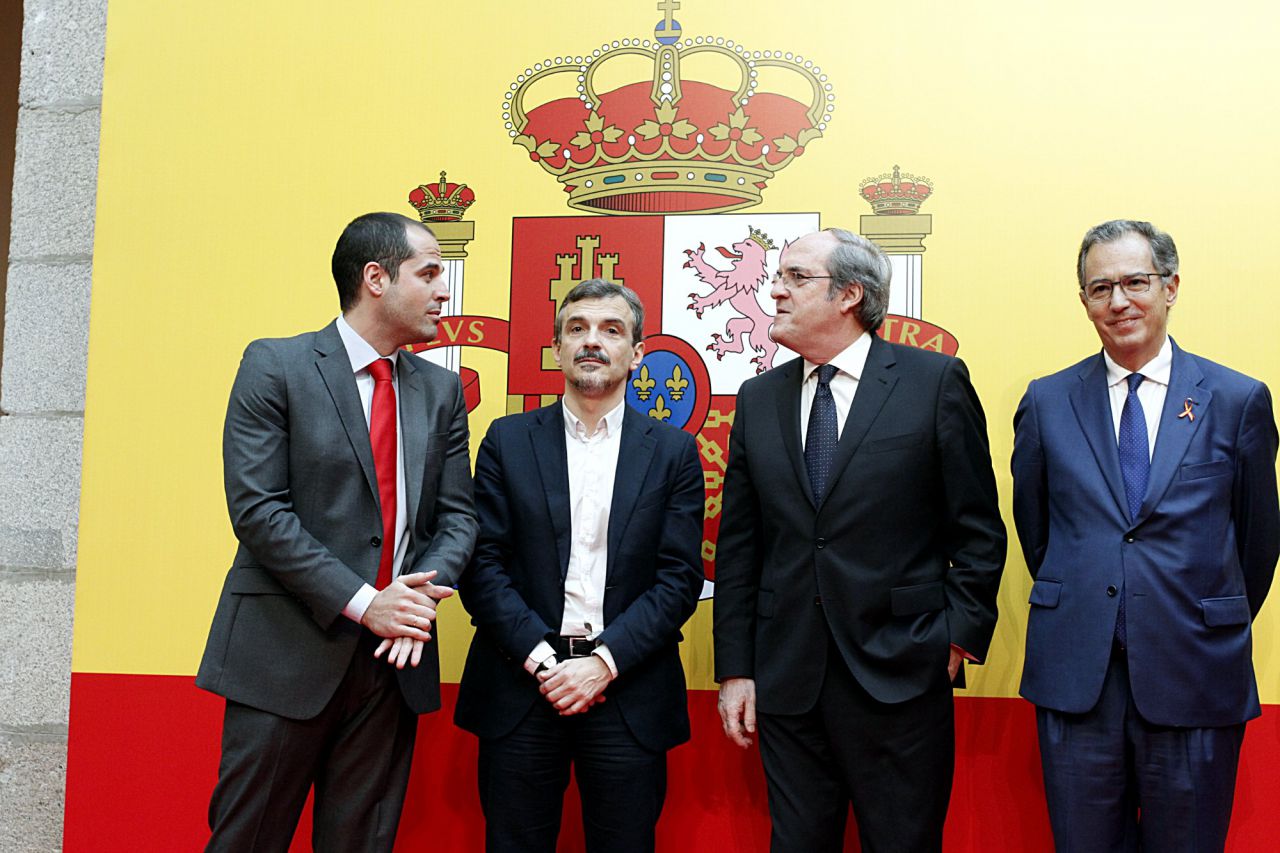 Los portavoces de los grupos políticos en la Asamblea de Madrid, en el acto de homenaje en Sol.
