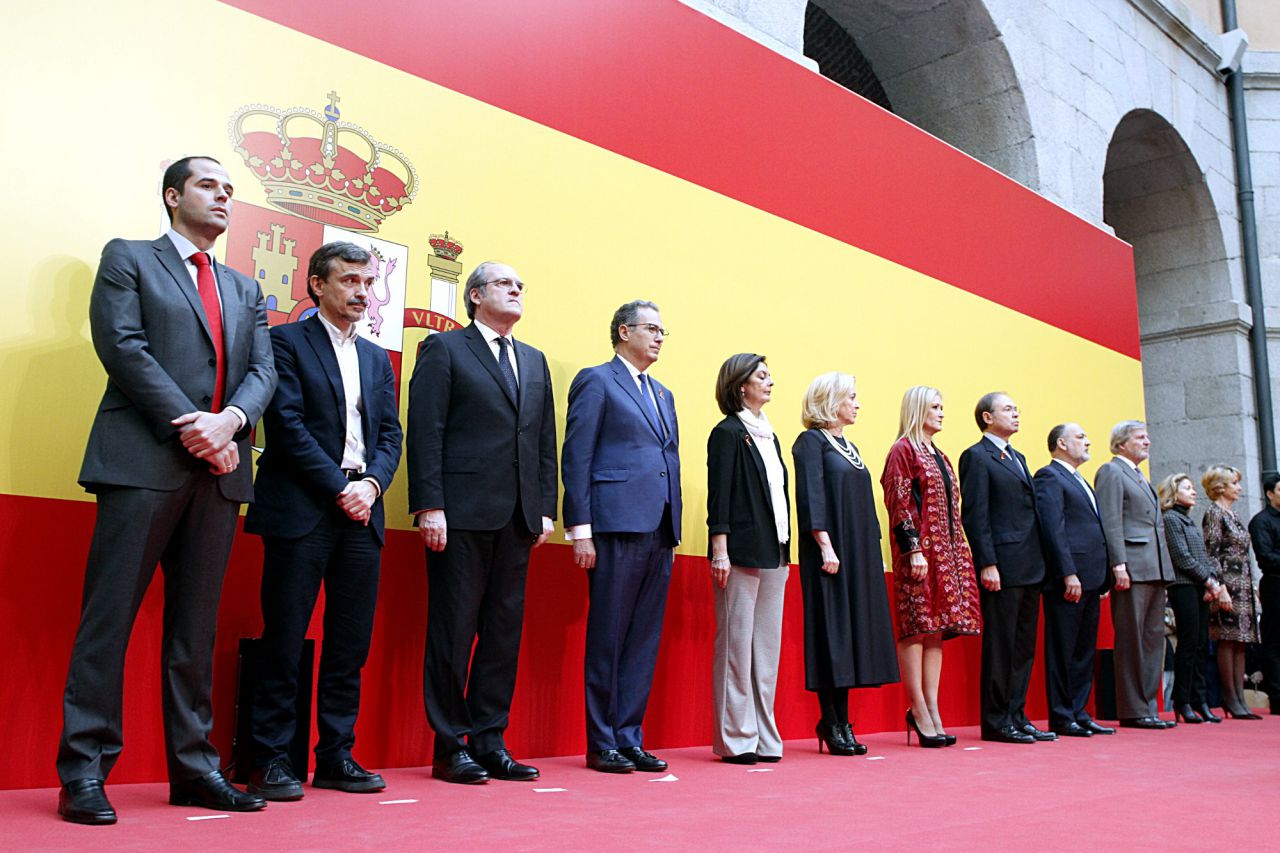 Los representantes de las instituciones escuchan el himno nacional durante el acto.