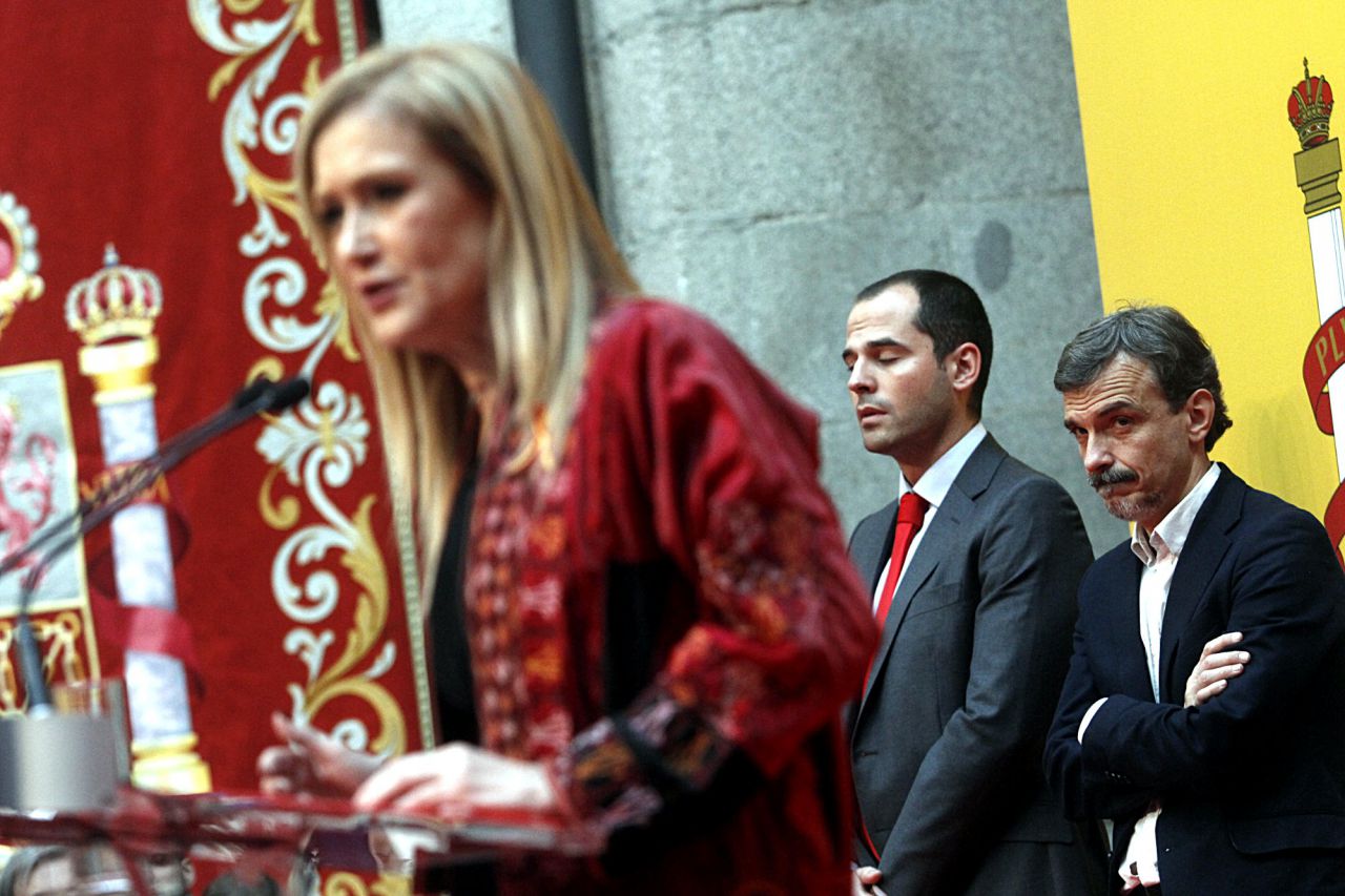José Manuel López, portavoz de Podemos en la Asamblea de Madrid, observa a Cristina Cifuentes, presidenta de la Comunidad de Madrid, durante el discurso del Día de la Constitución.