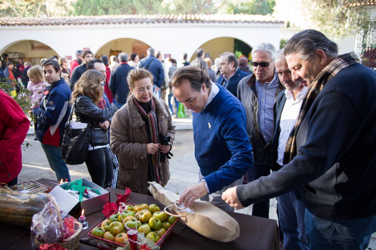 Jaime González Taboada, consejero de Medio Ambiente, visita el mercado organizado por la Cámara Agraria.