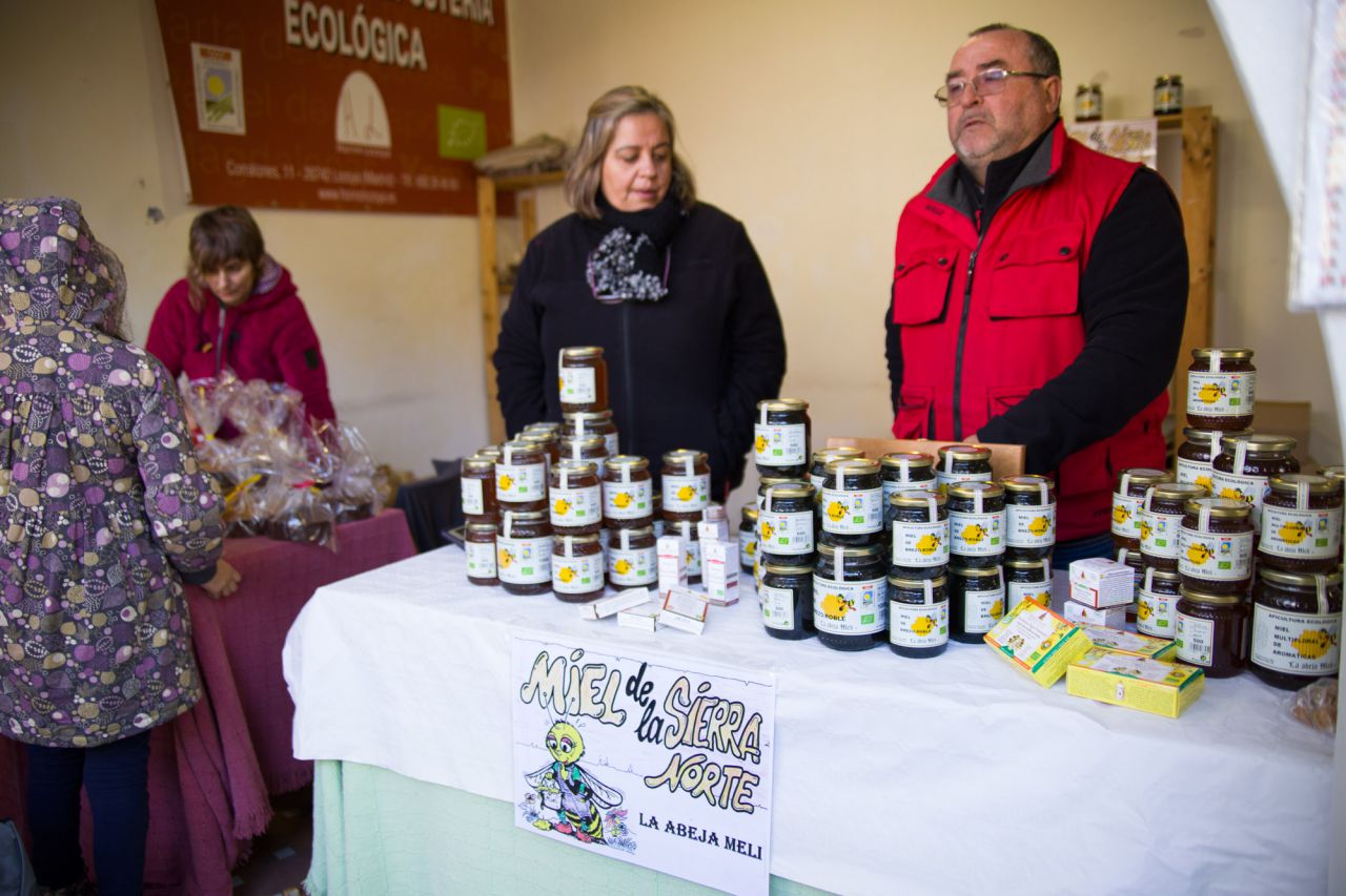 Puesto de miel en el mercado de la Cámara Agraria.