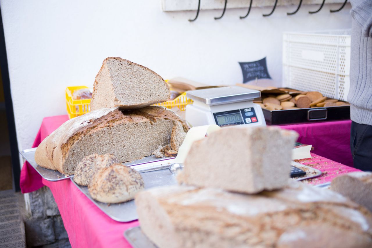 Puesto de pan en el mercado de la Cámara Agraria.
