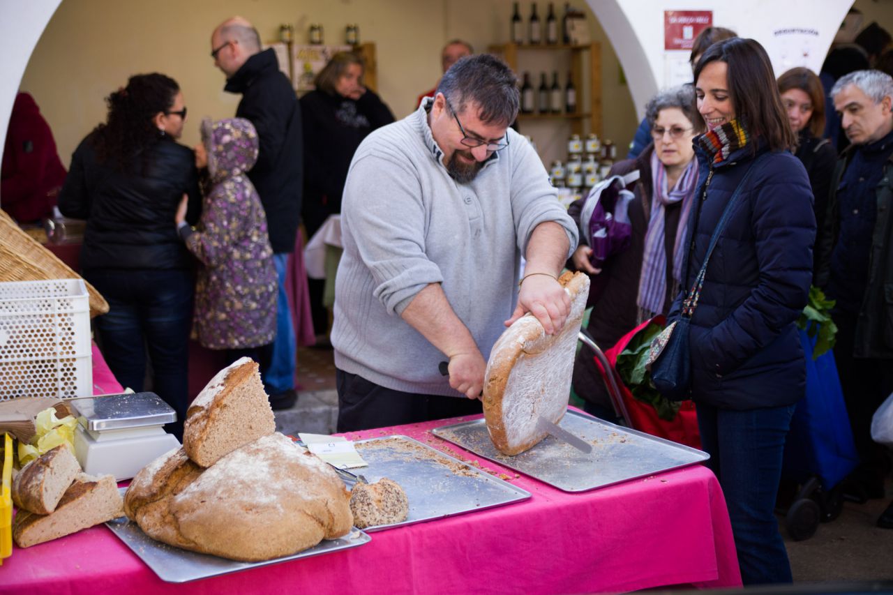 Puesto de pan en el mercado de la Cámara Agraria.