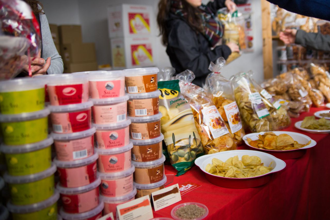 Puesto de patatas fritas y sales en el mercado de la Cámara Agraria.