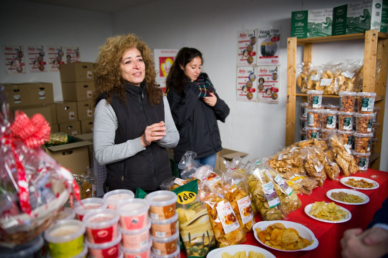 Puesto de patatas fritas y sales en el mercado de la Cámara Agraria.